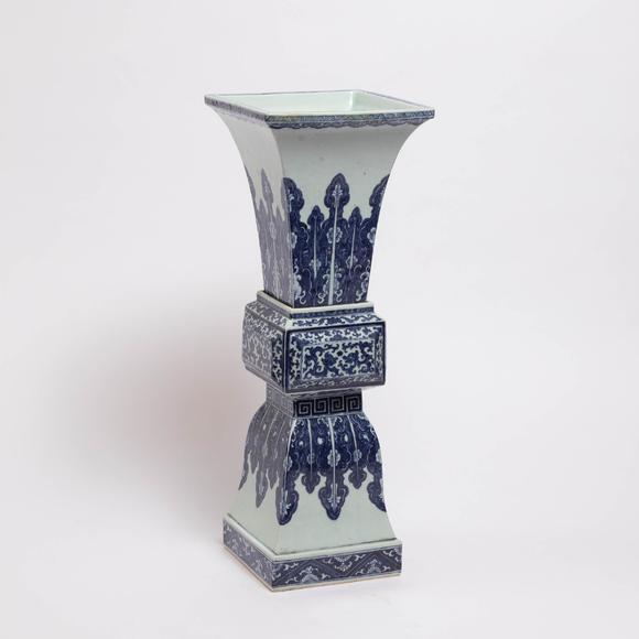 Waddington'sA Large Blue and White Faceted Beaker Altar Vase, Qianlong Period, 18th Century, 清 乾隆 青花仿古螭龍紋大方觚