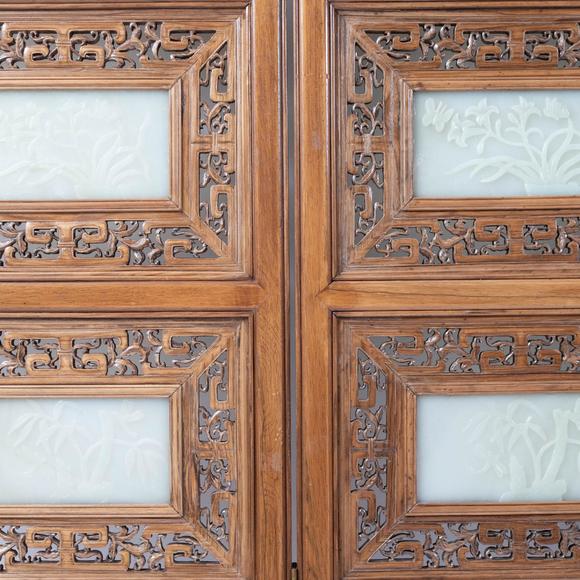 Waddington'sA White Jade-Inset Four-Panel Floor Screen, 20th Century, 二十世紀(jì) 嵌白玉雕花鳥紋地屏一套四扇