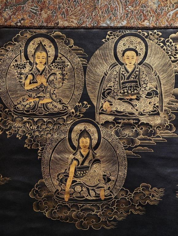 東京SAKURA拍賣(mài)（東京櫻花拍賣(mài)）十八世紀(jì) 黑地描金珍珠堆繡寶冠釋迦牟尼唐卡