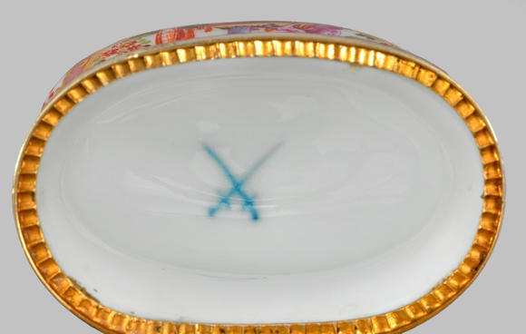 Schloss-AhldenMuseale Meissen Tabatiere mit Hoeroldt-Chinoiserien