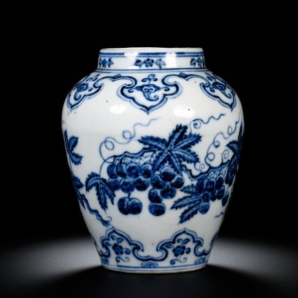日本勝美商事株式會(huì)社明宣德款青花花鳥(niǎo)葡萄紋罐