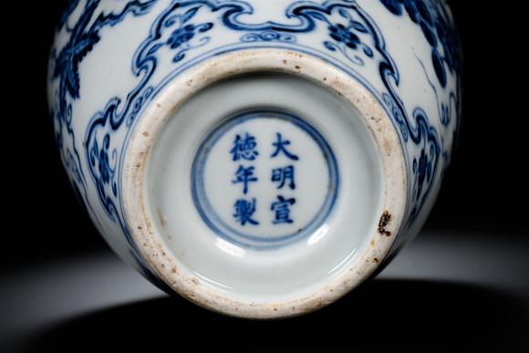 日本勝美商事株式會(huì)社明宣德款青花花鳥(niǎo)葡萄紋罐