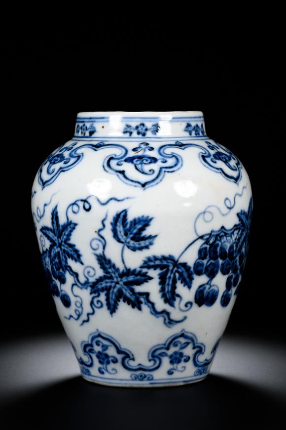 日本勝美商事株式會(huì)社明宣德款青花花鳥(niǎo)葡萄紋罐