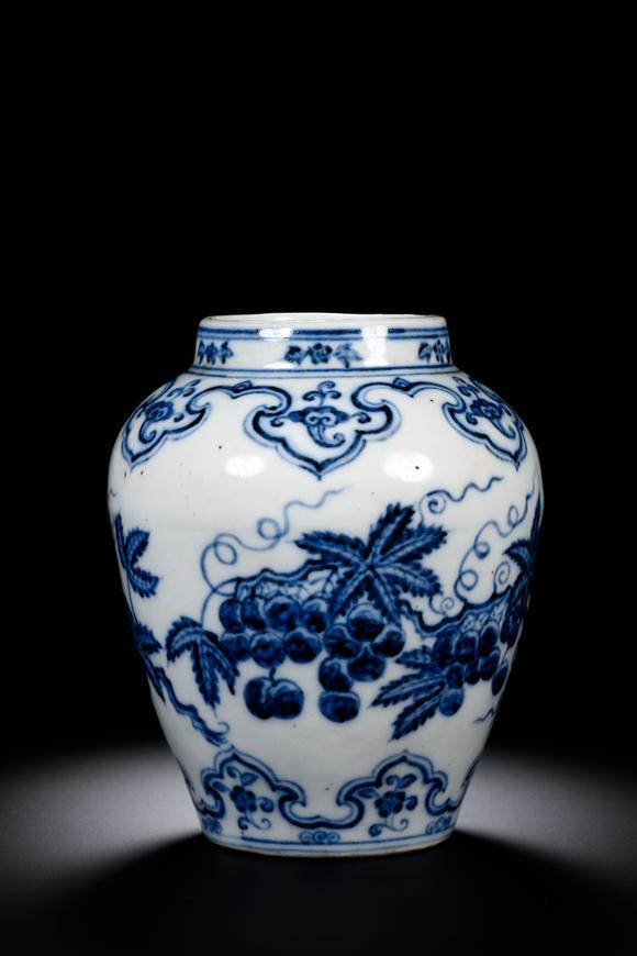 日本勝美商事株式會(huì)社明宣德款青花花鳥(niǎo)葡萄紋罐