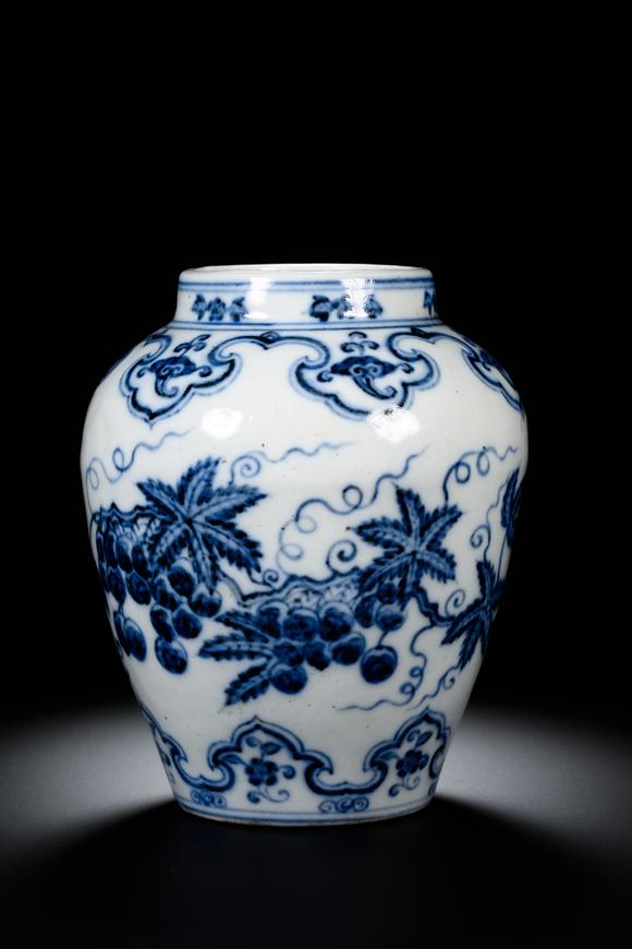 日本勝美商事株式會(huì)社明宣德款青花花鳥(niǎo)葡萄紋罐