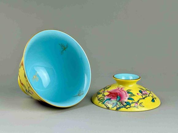 日本松町古美黃地地鳳尾草扒花 佛手 壽桃 石榴 蝙蝠描金三多蓋碗