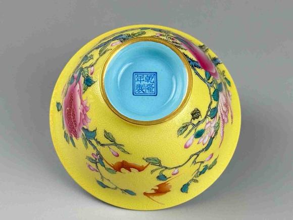 日本松町古美黃地地鳳尾草扒花 佛手 壽桃 石榴 蝙蝠描金三多蓋碗