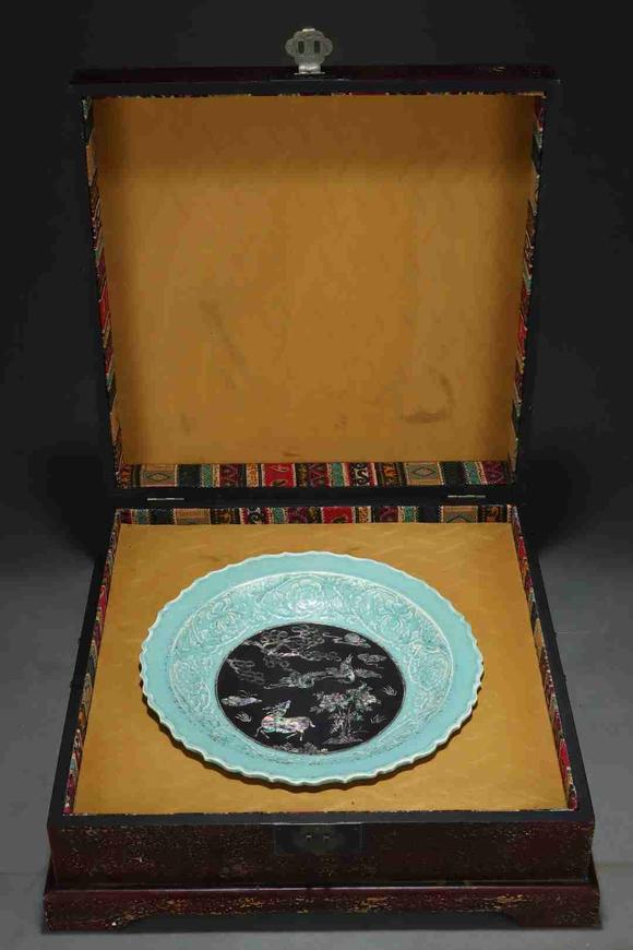 日本松町古美豆青釉刻花鑲嵌螺鈿鹿鶴同春葵口盤(pán)