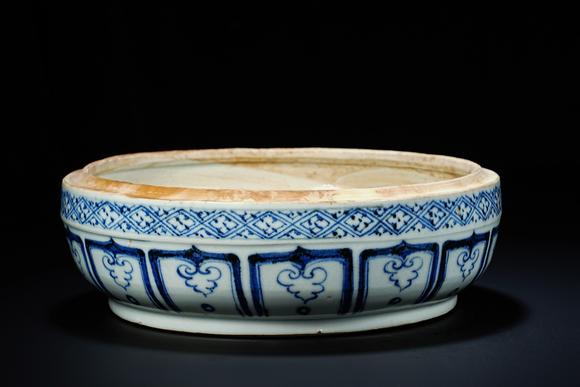 JUBAO HALL AUCTION HOUSE INCPre-Ming Dynasty Underglaze Blue Dragon Pattern Covered Box