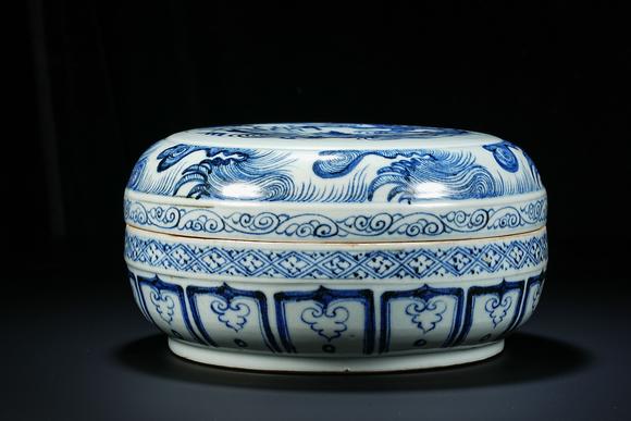 JUBAO HALL AUCTION HOUSE INCPre-Ming Dynasty Underglaze Blue Dragon Pattern Covered Box