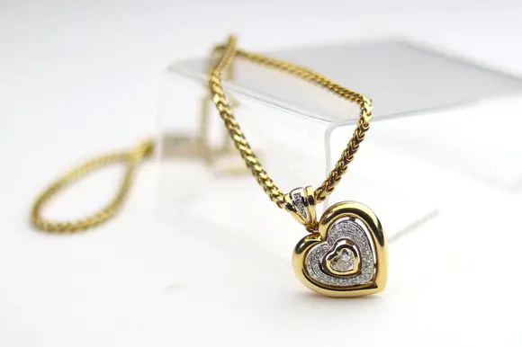Goldfield Auction sarlsChain + heart pendant set with diamonds (+- 0.8 ct).  18k white/yellow gold
Total weight: 48.1 gr (chain 34.5 gr)
Condition : Good
Height : 28 cm 
Width : 2.6 cm for the heart 
Weight : 48,1 gr