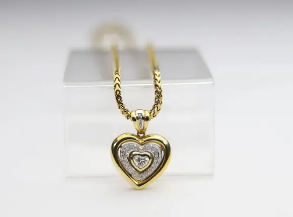 Goldfield Auction sarlsChain + heart pendant set with diamonds (+- 0.8 ct).  18k white/yellow gold
Total weight: 48.1 gr (chain 34.5 gr)
Condition : Good
Height : 28 cm 
Width : 2.6 cm for the heart 
Weight : 48,1 gr