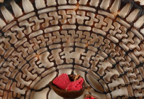 Loeckx AuctioneersKapkap amulet in shell and tortoise, New Guinea, S…