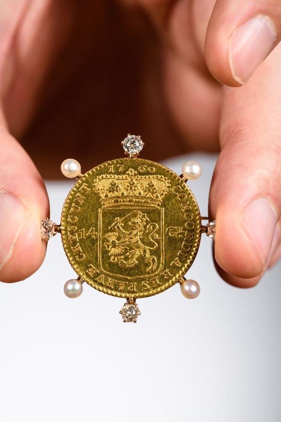 Loeckx AuctioneersDutch gold coin \'14 gulden\' (1760) mounted as a br…