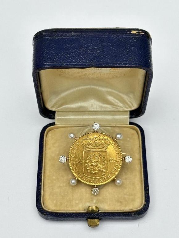 Loeckx AuctioneersDutch gold coin \'14 gulden\' (1760) mounted as a br…