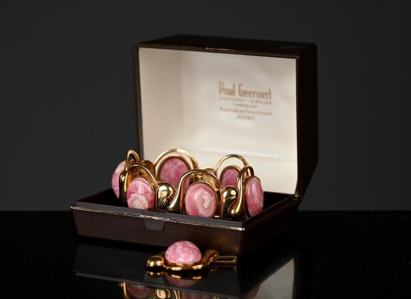 Loeckx AuctioneersA gold bracelet en hanger with rhodonite …
