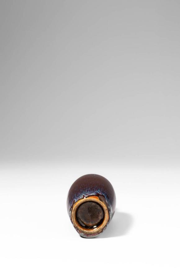 Apollo Art AuctionsMid Qing Dynasty, Ca. 18th century AD. >
A porcelain snuff bottle of ovoid form with a short, sli
