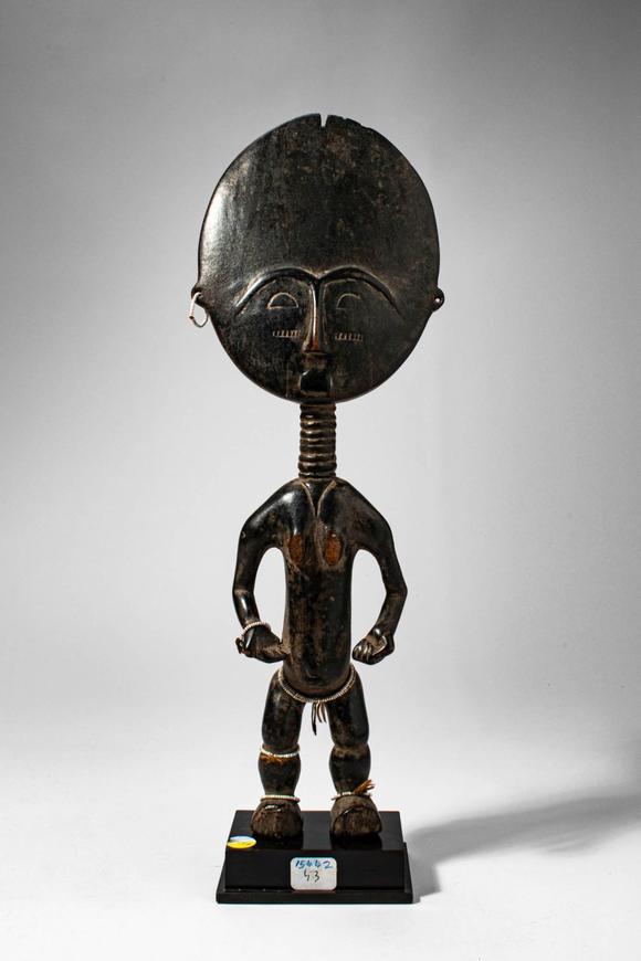 Apollo Art AuctionsCa. late 19th - early 20th century AD. >
A stylised female figure with a large disc-shaped head,
