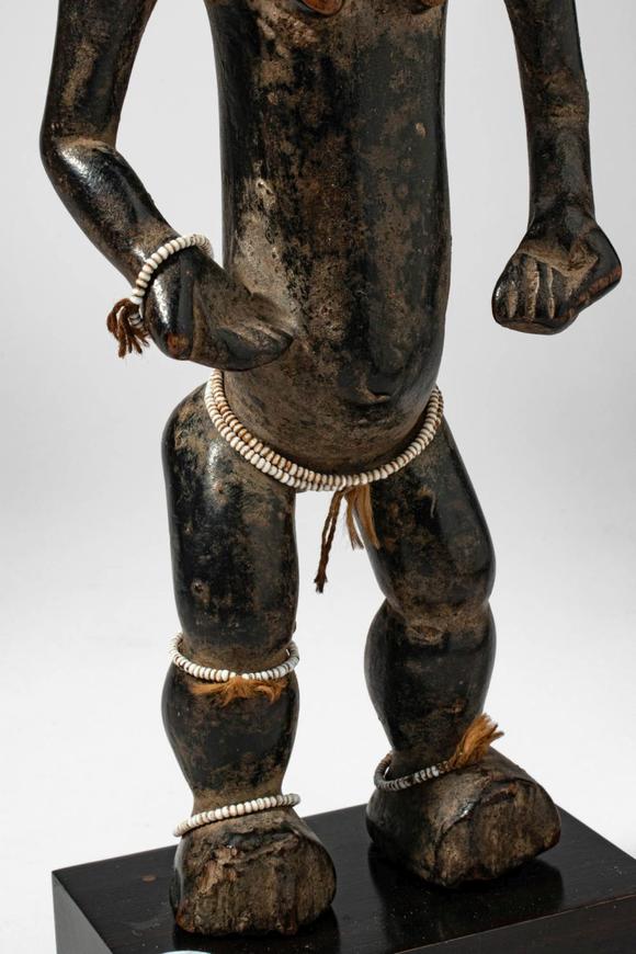 Apollo Art AuctionsCa. late 19th - early 20th century AD. >
A stylised female figure with a large disc-shaped head,
