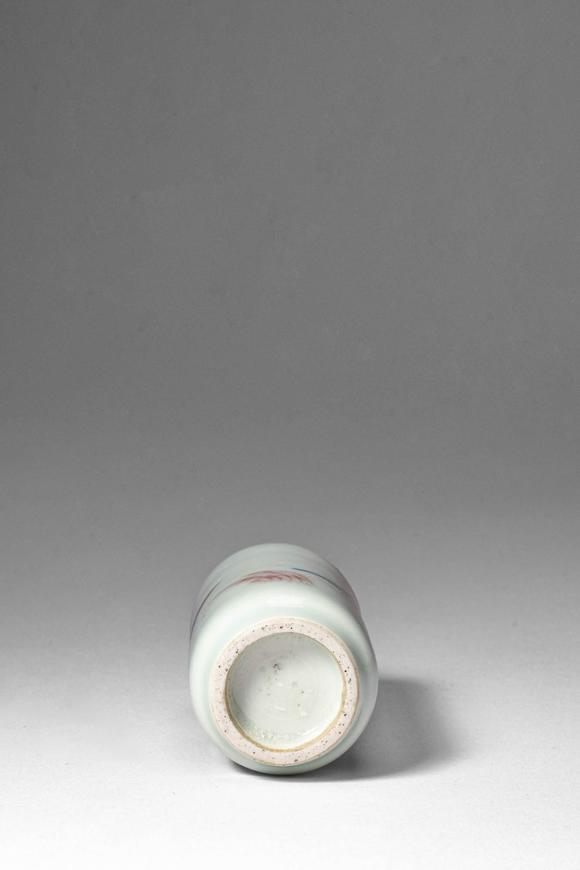 Apollo Art AuctionsQing Dynasty, Ca. AD 1644 - 1912. >
A porcelain snuff bottle of elegant cylindrical form with a s