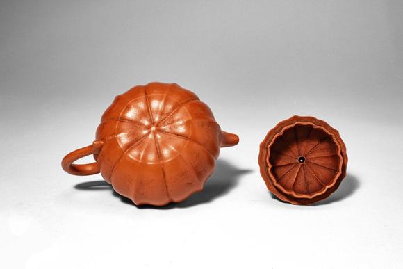 Apollo Art AuctionsQing Dynasty, Ca. AD 1644 - 1912. >
A teapot of a lobed form, the body divided into evenly spaced