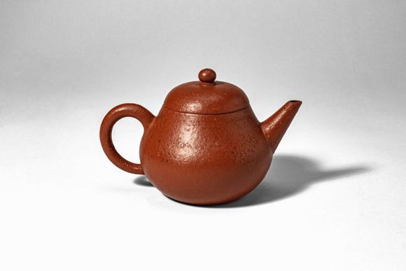Apollo Art AuctionsQing Dynasty, Ca. AD 1644 - 1912. >
A teapot of rounded, compressed globular form, raised on a sh
