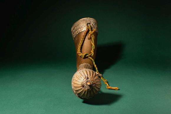 Apollo Art AuctionsCa. 19th century AD. >
A beautiful Tibetan drinking horn (chaang horn), formed from a natural bov