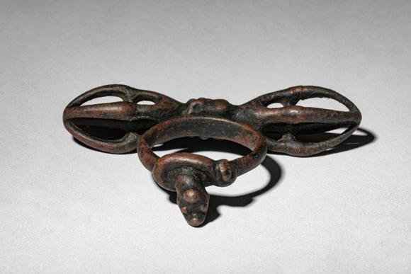 Apollo Art AuctionsDali Kingdom, Ca. 12th century AD. >
A cast bronze ring combining a vajra form with an integral r