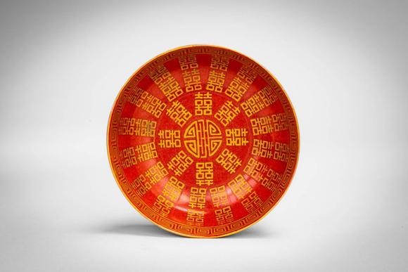 Apollo Art AuctionsTongzhi Period, Qing Dynasty, Ca. AD 1861-1875. >A vibrantly enamelled porcelain dish of shallow