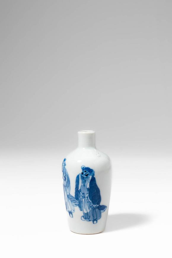 Apollo Art AuctionsQing Dynasty, Ca. AD 1644 - 1912. >
A porcelain snuff bottle of elegant ovoid form with a short c