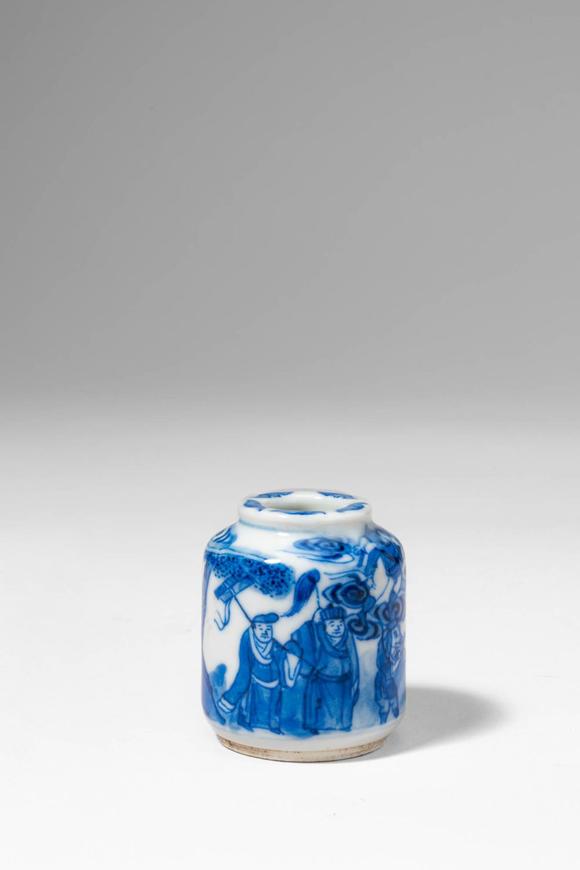 Apollo Art AuctionsQing Dynasty, Ca. AD 1644 - 1912. >
A porcelain snuff bottle of rounded cylindrical form with a s