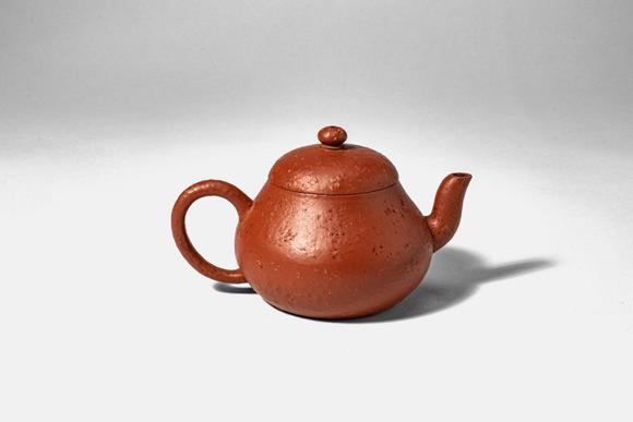 Apollo Art AuctionsQing Dynasty, Ca. AD 1644 - 1912. >
A teapot of the classic Junde form, the rounded body rising g