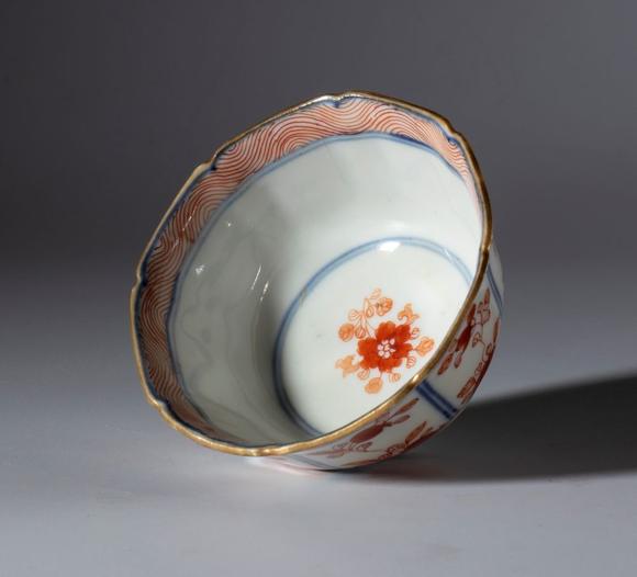 Bertolami Fine ArtPainted export porcelain bowl with floral decorations in Imari style, China, early 20th century