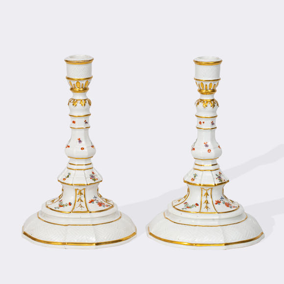 Auktionshaus StahlA Pair of Meissen candlesticks with Kakiemon decor.
