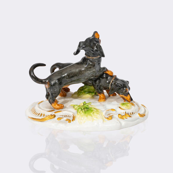 Auktionshaus StahlAugust Ringler (Kirchheim 1837 - Mei?en 1918). A Playing Pair of Dachshunds on a Terrestrial Base.