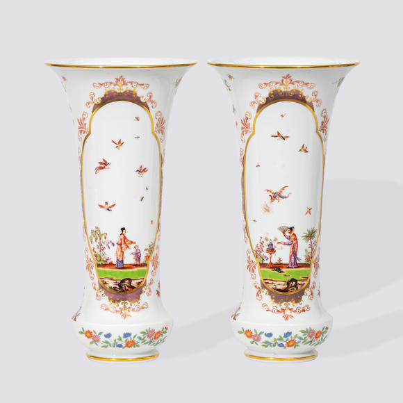 Auktionshaus StahlPair of flute vases with chinoiseries in H?roldt style.