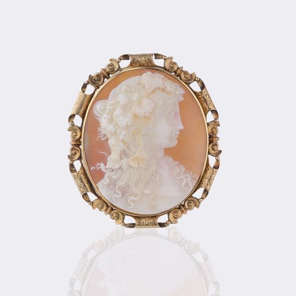 Auktionshaus StahlVery fine Cameo Brooch 'Bacchantin'.
