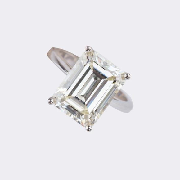 Auktionshaus StahlJuwelier Wilm. Highcarat Solitaire Ring with Emerald Cut Diamond.