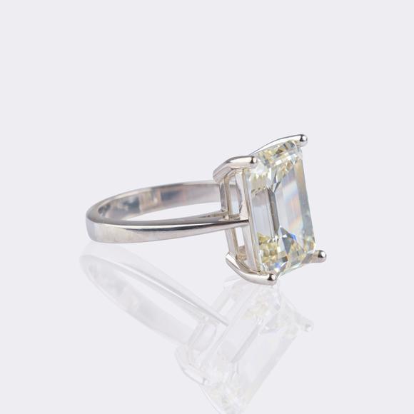 Auktionshaus StahlJuwelier Wilm. Highcarat Solitaire Ring with Emerald Cut Diamond.