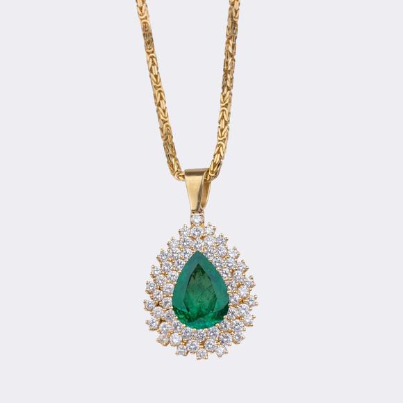 Auktionshaus StahlExceptional Emerald Pendant with Rare White Diamonds on a Royal Chain.