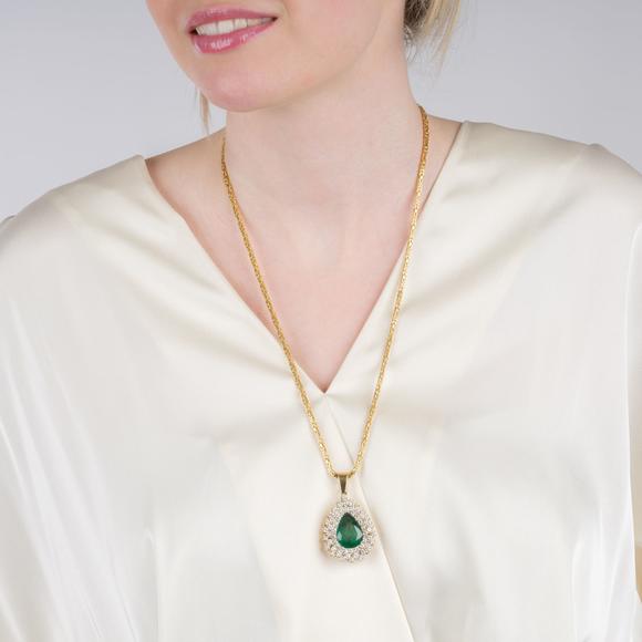 Auktionshaus StahlExceptional Emerald Pendant with Rare White Diamonds on a Royal Chain.
