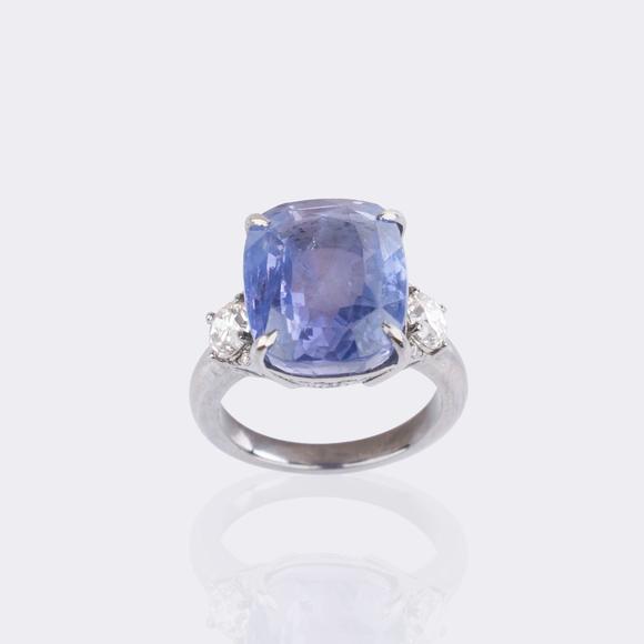 Auktionshaus StahlNatural color-changing Ceylon sapphire ring with diamond trim.