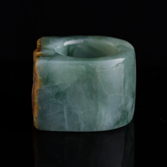 Oakridge Auction Gallery清代 翡翠扳指  A Chinese jadeite archer's ring