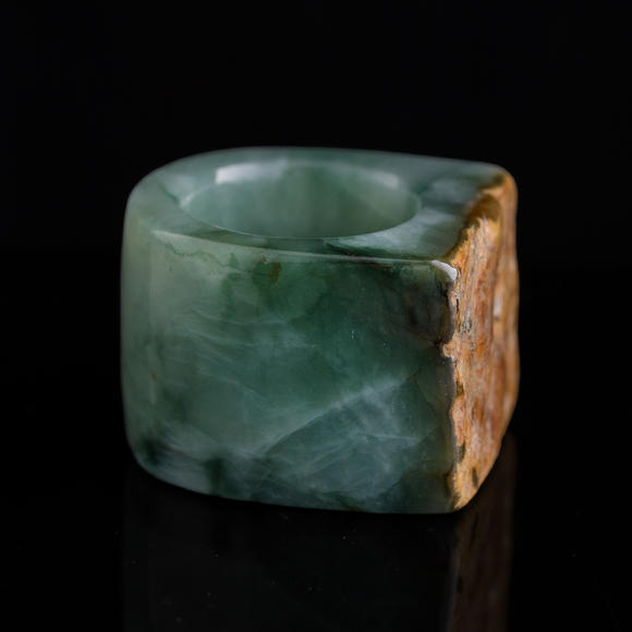 Oakridge Auction Gallery清代 翡翠扳指  A Chinese jadeite archer's ring