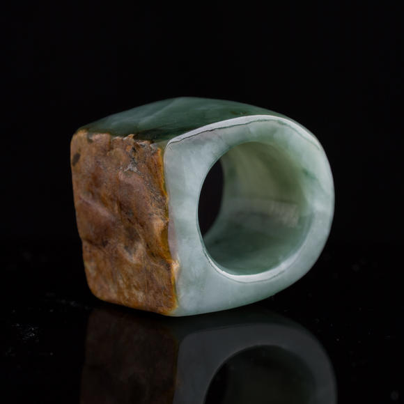 Oakridge Auction Gallery清代 翡翠扳指  A Chinese jadeite archer's ring
