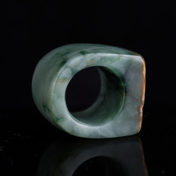 Oakridge Auction Gallery清代 翡翠扳指  A Chinese jadeite archer's ring