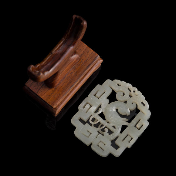 Oakridge Auction Gallery十八世紀(jì) 白玉鏤雕鸚鵡佩（附木座）  A Chinese reticulated white jade 'parrot' plaque