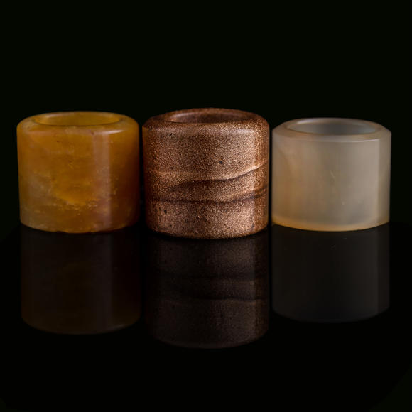 Oakridge Auction Gallery清代 瑪瑙及料器扳指三個(gè)  Two Chinese agate and a glass archer's ring