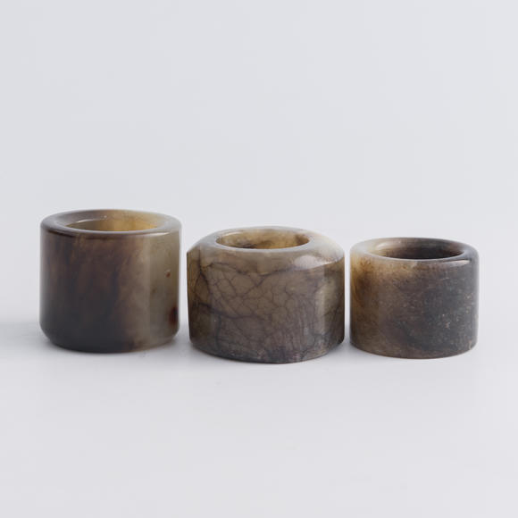 Oakridge Auction Gallery清代 玉扳指三個(gè)  Three Chinese jade archer's rings