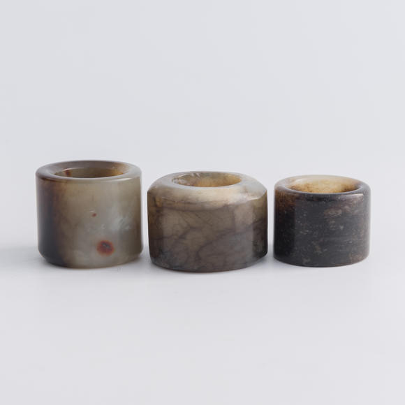 Oakridge Auction Gallery清代 玉扳指三個(gè)  Three Chinese jade archer's rings
